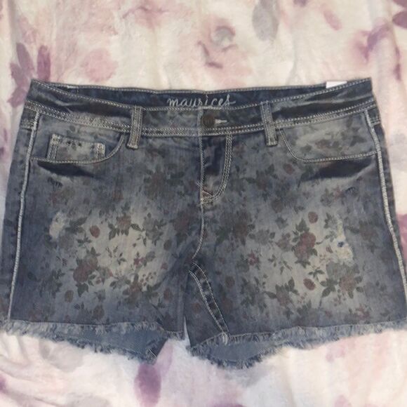 Maurices Denim Rose Printed Shorts (9/10) - Picture 1 of 10